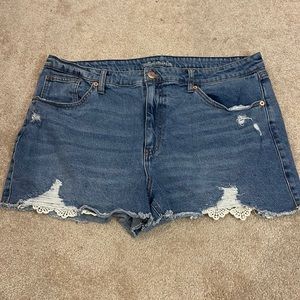 🍍3/$15🍍 Wild fable high rise distressed jean shorts with crochet detail, 18